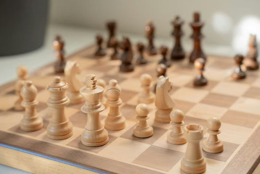 Chessboard featuring pawns and the King in a micro-war setting, highlighting the battle between Pawns and the King.