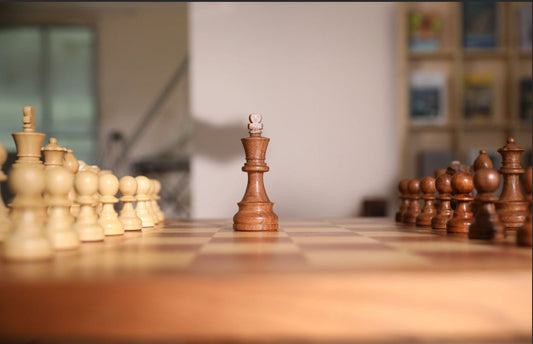 ChessUp alternatives feature a chessboard with a focus on full-piece recognition and game strategy.