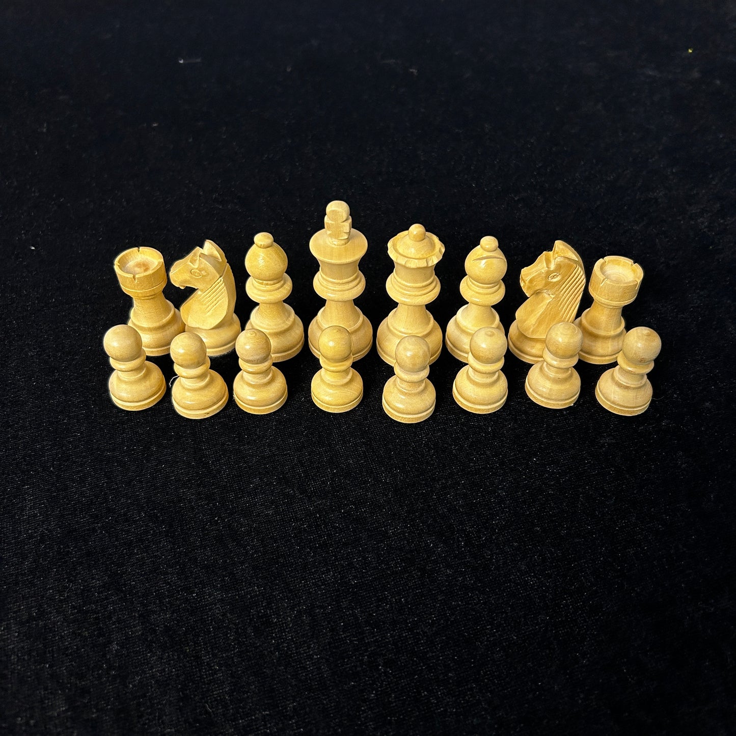 Chessnut Air/EVO wooden chess pieces king and queen close-up