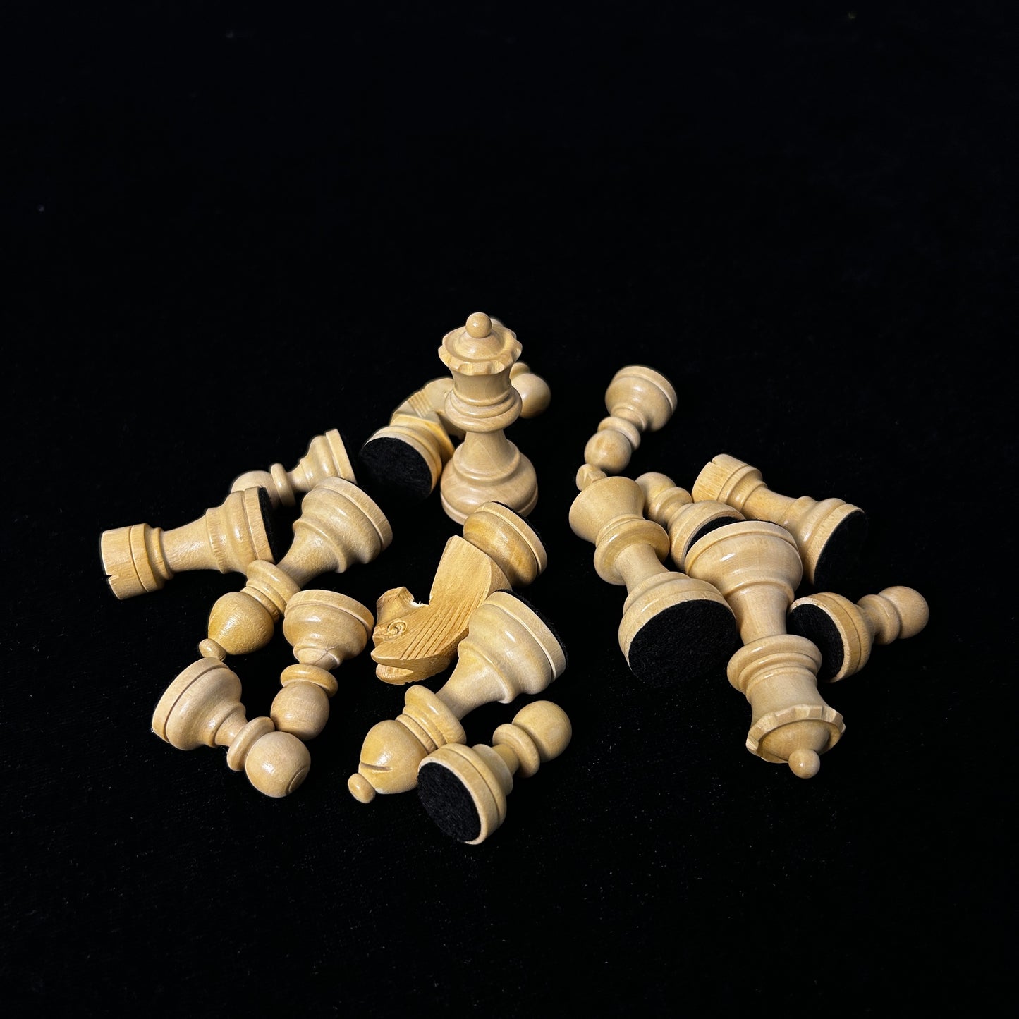 Chessnut Air/EVO wooden chess pieces complete 32-piece set top view